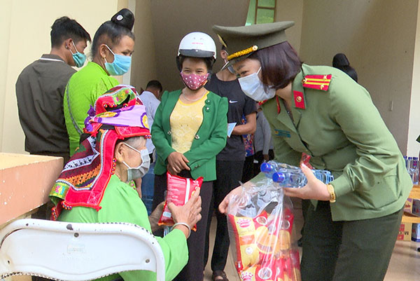 Công an tỉnh Sơn La thăm, tặng quà các tổ cấp CCCD