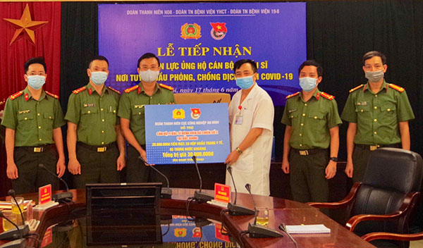 Cục Công nghiệp An ninh ủng hộ các y, bác sĩ BV Dã chiến số 2 Bắc Giang