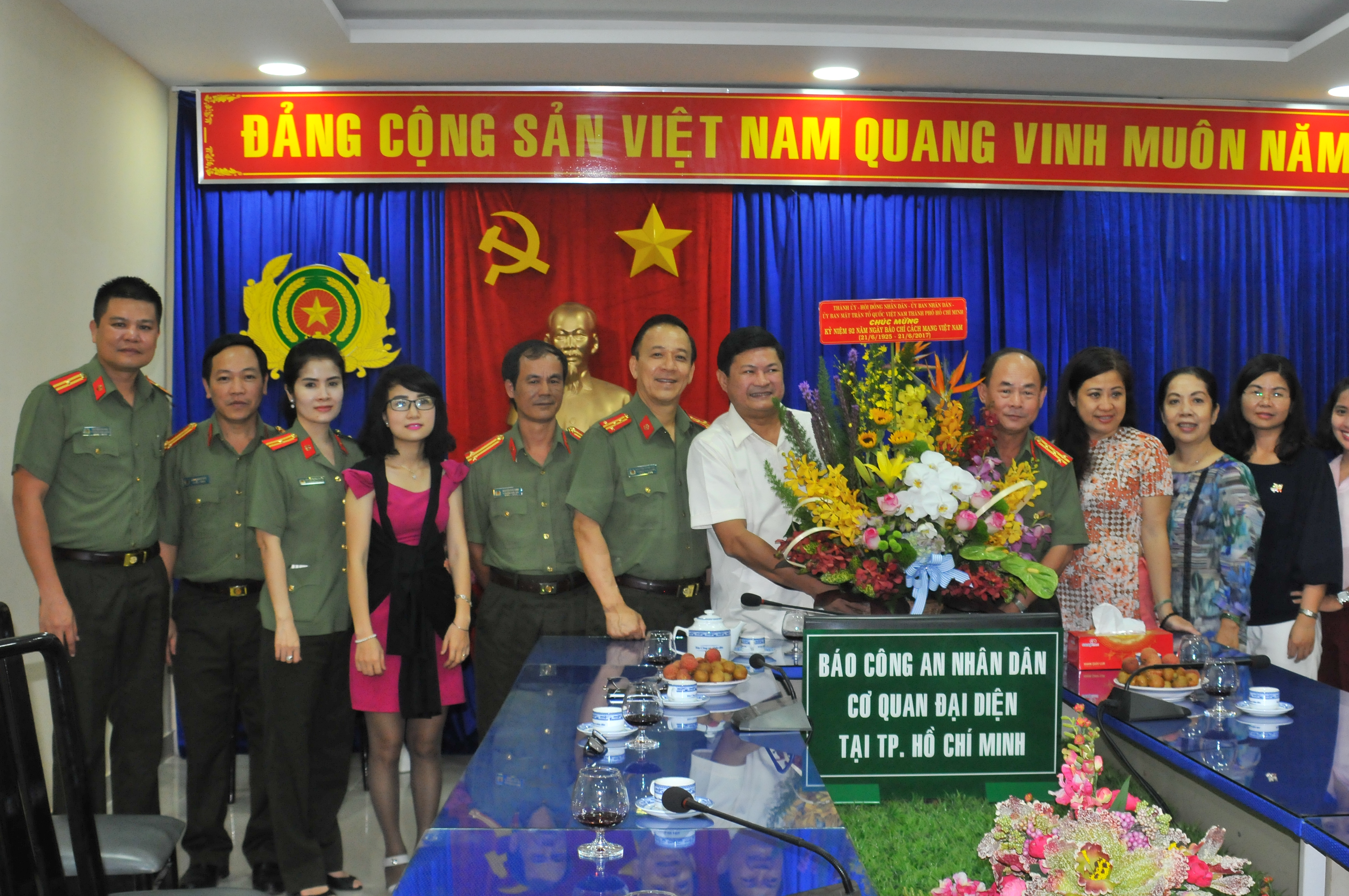 Lãnh đạo TP Hồ Chí Minh thăm, chúc mừng Báo CAND