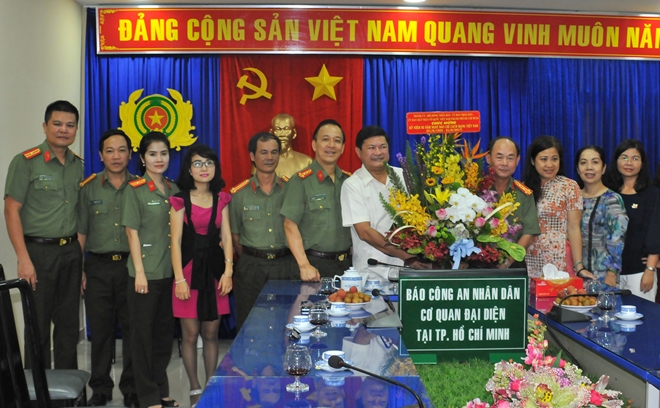 Lãnh đạo TP Hồ Chí Minh thăm, chúc mừng Báo CAND