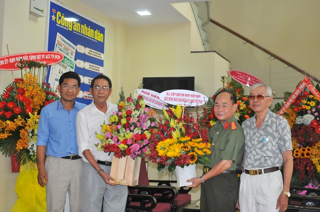 Lãnh đạo TP Hồ Chí Minh thăm, chúc mừng Báo CAND - Ảnh minh hoạ 7