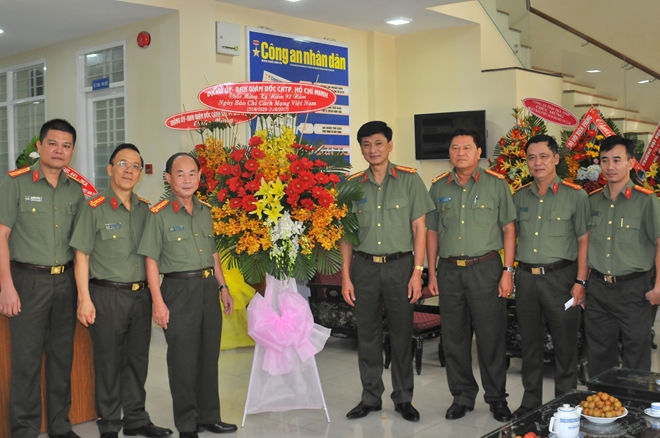 Lãnh đạo TP Hồ Chí Minh thăm, chúc mừng Báo CAND - Ảnh minh hoạ 4