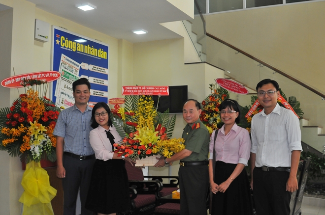 Lãnh đạo TP Hồ Chí Minh thăm, chúc mừng Báo CAND - Ảnh minh hoạ 8