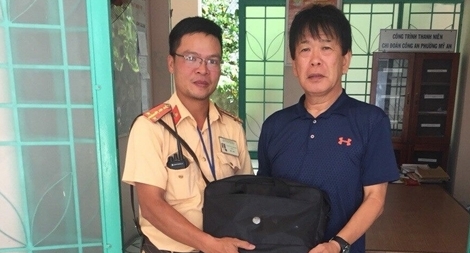 CSGT Đà Nẵng trả lại tài sản bị đánh rơi cho du khách nước ngoài