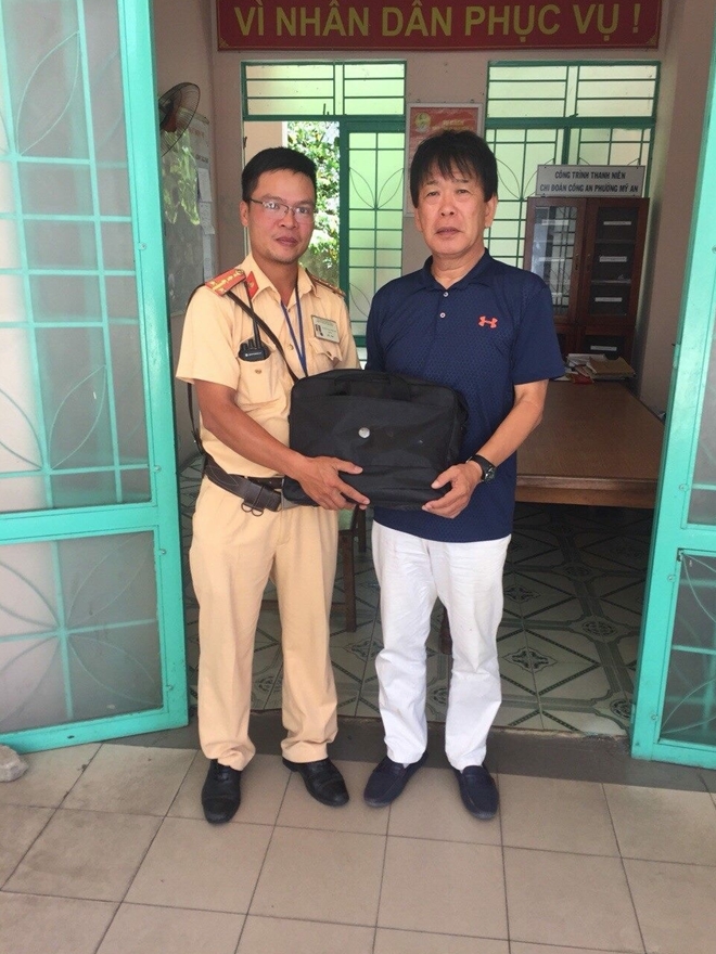 CSGT Đà Nẵng trả lại tài sản bị đánh rơi cho du khách nước ngoài