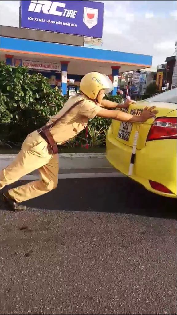Hình ảnh CSGT Đà Nẵng giúp tài xế taxi được cộng đồng mạng ngợi khen - Ảnh minh hoạ 2