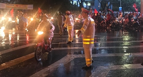 CSGT Đà Nẵng đội mưa đảm bảo ANTT trong đêm mừng "Việt Nam vô địch"