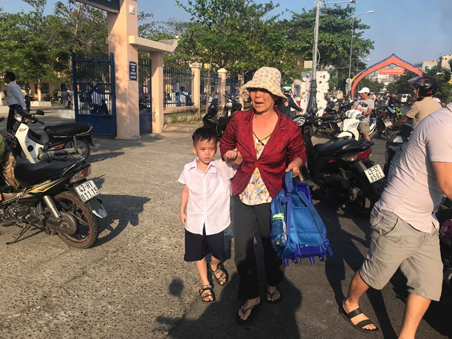 Nhiều phụ huynh hoảng hốt đón con em chạy ra khỏi trường.