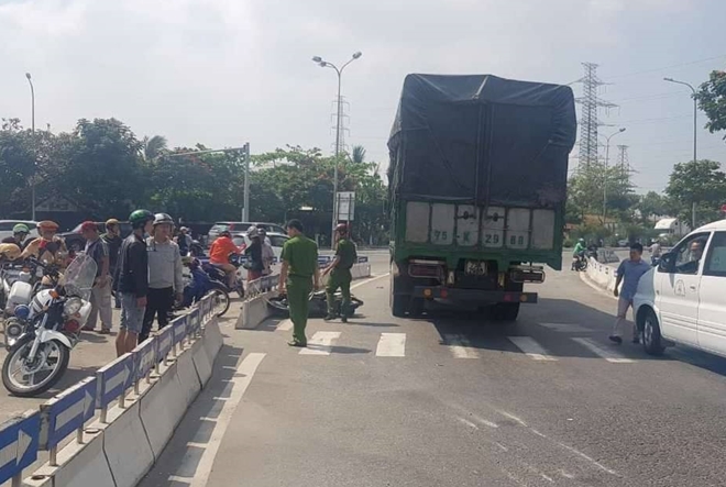 Hiện trường vụ TNGT xe máy bị cuốn vào gầm xe tải chạy cùng chiều khiến một phụ nữ tử vong.