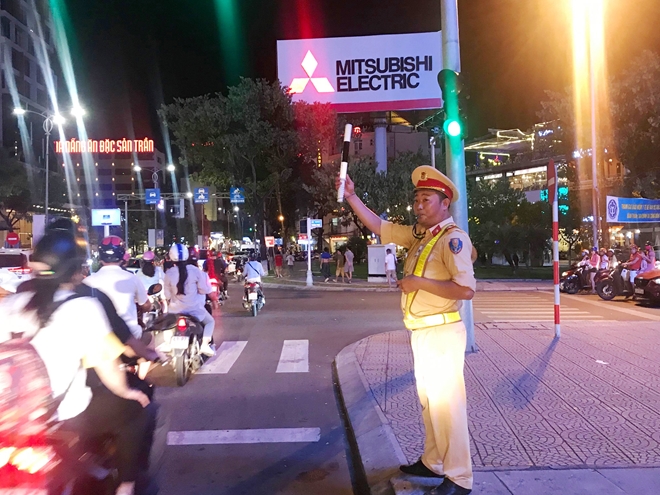 Hình ảnh đẹp của Công an Đà Nẵng trong Lễ hội pháo hoa quốc tế  DIFF 2019