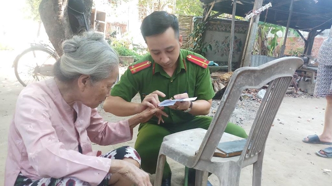 Công an Đà Nẵng giúp dân làm đường liên thôn giữa thời tiết nắng nóng - Ảnh minh hoạ 6