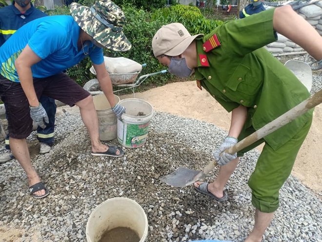 Công an Đà Nẵng giúp dân làm đường liên thôn giữa thời tiết nắng nóng - Ảnh minh hoạ 5