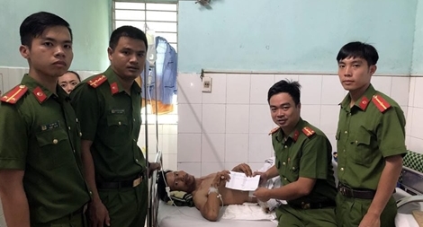 Cảnh Sát PCCC Đà Nẵng hỗ trợ người công nhân bị tai nạn lao động