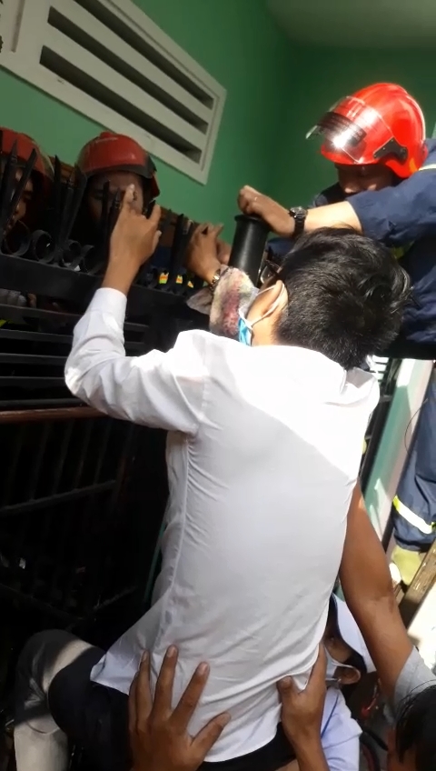 Cảnh sát PCCC&CHCN Đà Nẵng giải cứu người bị chông sắt đâm xuyên tay