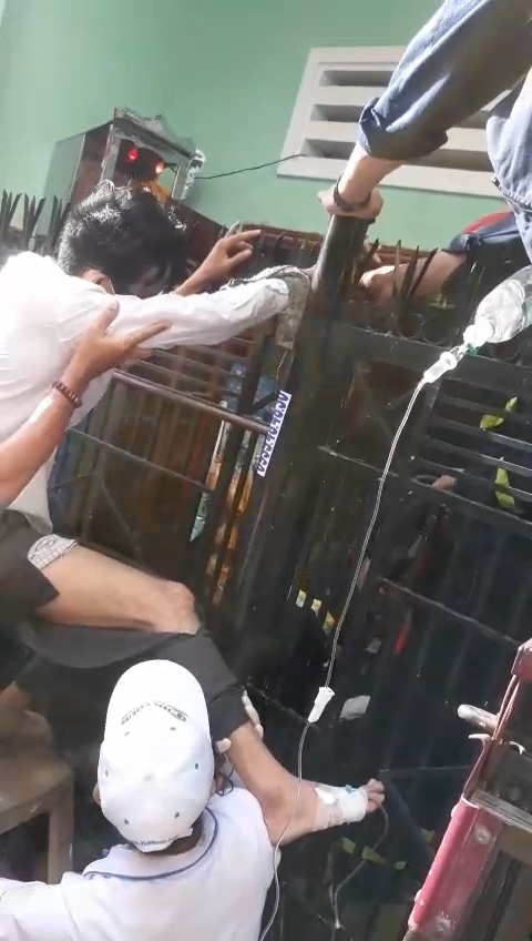 Cảnh sát PCCC&CHCN Đà Nẵng giải cứu người bị chông sắt đâm xuyên tay - Ảnh minh hoạ 2