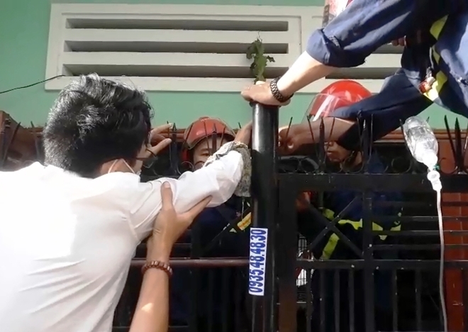 Cảnh sát PCCC&CHCN Đà Nẵng giải cứu người bị chông sắt đâm xuyên tay - Ảnh minh hoạ 3