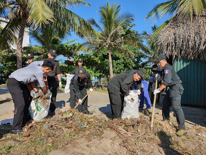 Cảnh sát cơ động Đà Nẵng giúp dân bảo vệ môi trường biển - Ảnh minh hoạ 5