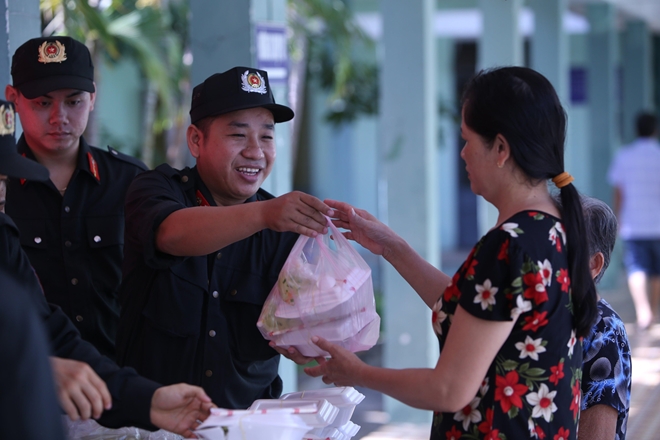 Cảnh sát cơ động Đà Nẵng giúp dân bảo vệ môi trường biển - Ảnh minh hoạ 11