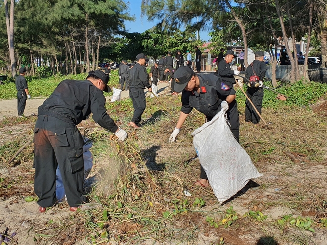 Cảnh sát cơ động Đà Nẵng giúp dân bảo vệ môi trường biển - Ảnh minh hoạ 6