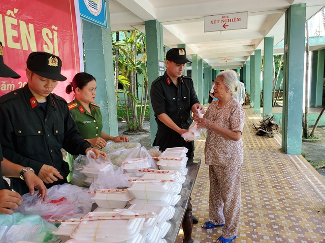 Cảnh sát cơ động Đà Nẵng giúp dân bảo vệ môi trường biển - Ảnh minh hoạ 10