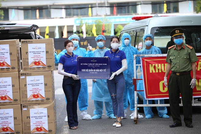 Báo Công an nhân dân và nhà tài trợ trao 7.000 bộ đồ bảo hộ y tế cho 7 bệnh viện ở Đà Nẵng