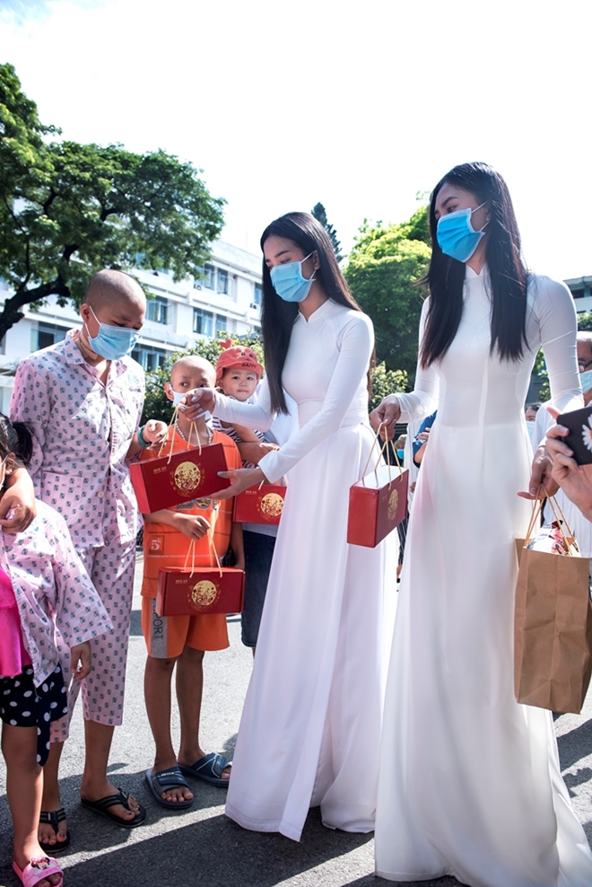 Hoa hậu Tiểu Vy mang quà trung thu đến thăm các bệnh nhi ung bướu
