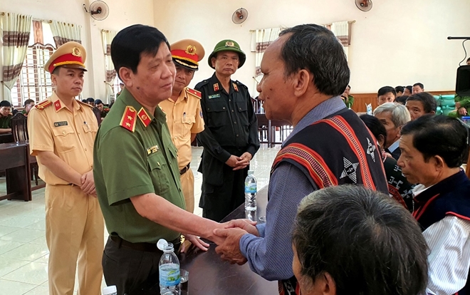 Thứ trưởng Nguyễn Văn Sơn thăm hỏi, tặng quà đồng bào vùng bão lụt Đà Nẵng - Ảnh minh hoạ 3