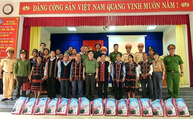 Thứ trưởng Nguyễn Văn Sơn thăm hỏi, tặng quà đồng bào vùng bão lụt Đà Nẵng - Ảnh minh hoạ 4
