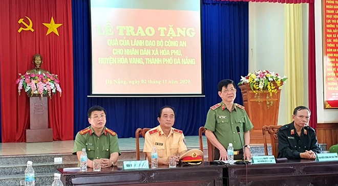 Thứ trưởng Nguyễn Văn Sơn thăm hỏi, tặng quà đồng bào vùng bão lụt Đà Nẵng - Ảnh minh hoạ 5