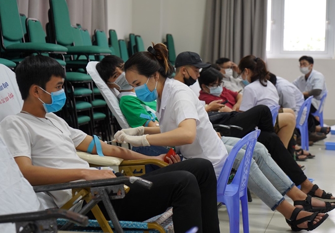 Giáo viên và sinh viên Đà Nẵng tham gia hiến hơn 400 đơn vị máu
