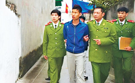 Lực lượng phá án (Công an TP Hà Nội) dẫn giải đối tượng Bàn Phúc Trung, thủ phạm vụ cướp - giết người đồng tính tại nơi ở trọ.
