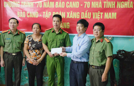 Trao tiền hỗ trợ xây nhà tình nghĩa cho 3 cán bộ Công an tỉnh Nam Định - Ảnh minh hoạ 2