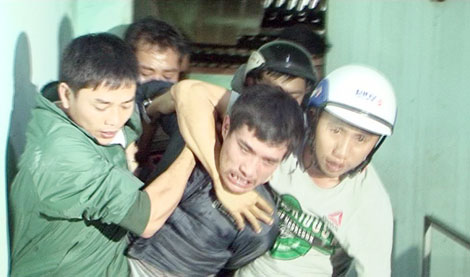 Lực lượng CA đánh bắt đối tượng Nguyễn Ngọc Phương (ở  giữa) giải cứu  an toàn con tin.