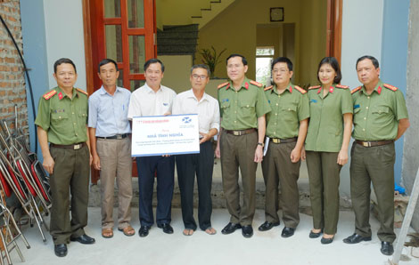 Trao tiền hỗ trợ xây nhà tình nghĩa cho 3 cán bộ Công an tỉnh Nam Định - Ảnh minh hoạ 3