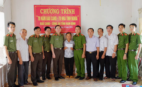 Trao tiền hỗ trợ xây nhà tình nghĩa cho 3 cán bộ Công an tỉnh Nam Định