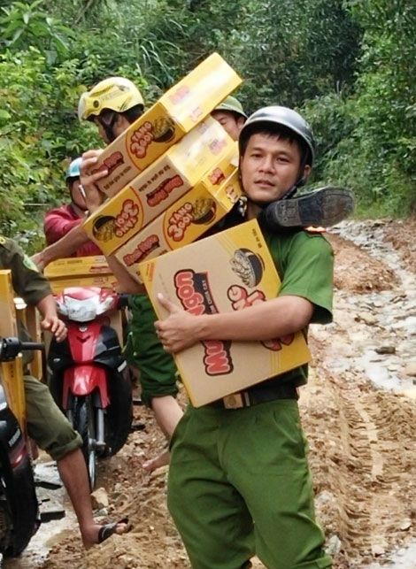 Công an Hương Khê huy động gần 100 CBCS xuống giúp dân trong mưa lũ - Ảnh minh hoạ 3