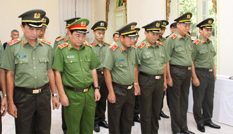 Đoàn đại biểu Bộ Công an viếng Nhà vua Thái Lan Bhumibol Adulyadej - Ảnh minh hoạ 2