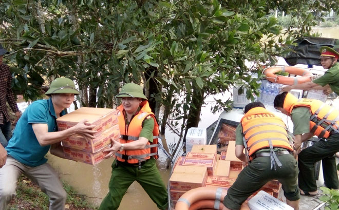 Công an Hương Khê huy động gần 100 CBCS xuống giúp dân trong mưa lũ