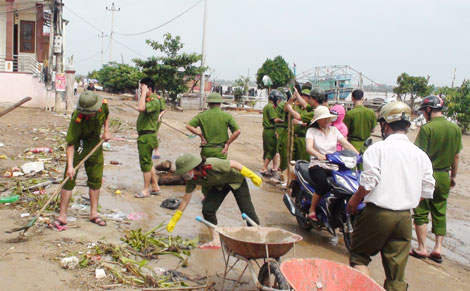 Công an Quảng Bình giúp dân khắc phục hậu quả sau lũ