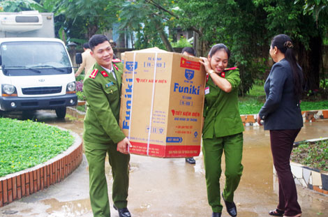 Trường Trung Cấp Cảnh sát Vũ Trang sẻ chia khó khăn với đồng bào miền Trung - Ảnh minh hoạ 2
