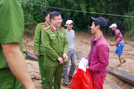 Trường Trung Cấp Cảnh sát Vũ Trang sẻ chia khó khăn với đồng bào miền Trung - Ảnh minh hoạ 8