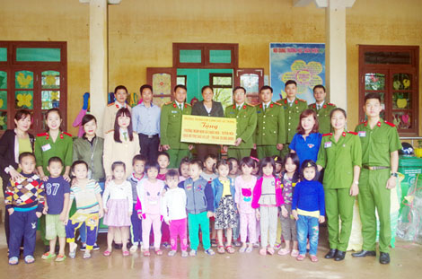 Trường Trung Cấp Cảnh sát Vũ Trang sẻ chia khó khăn với đồng bào miền Trung - Ảnh minh hoạ 5