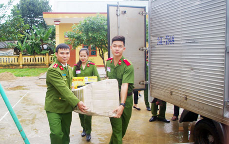 Trường Trung Cấp Cảnh sát Vũ Trang sẻ chia khó khăn với đồng bào miền Trung