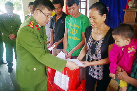 Trường Trung Cấp Cảnh sát Vũ Trang sẻ chia khó khăn với đồng bào miền Trung - Ảnh minh hoạ 7