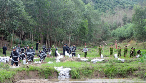 Công an tỉnh Bình Định giúp dân khắc phục hậu quả lũ lụt