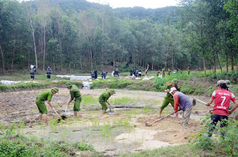 Công an tỉnh Bình Định giúp dân khắc phục hậu quả lũ lụt - Ảnh minh hoạ 2