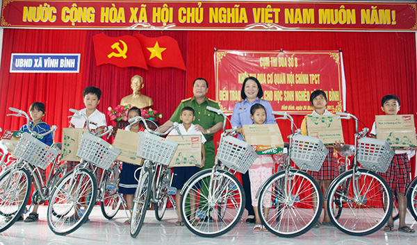 Tặng xe đạp cho học sinh nghèo hiếu học ngày cuối năm