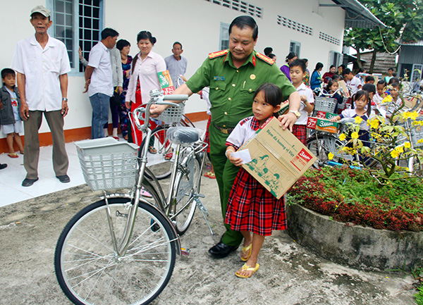 Tặng xe đạp cho học sinh nghèo hiếu học ngày cuối năm - Ảnh minh hoạ 2