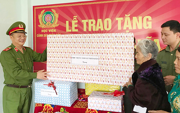 Học viện CSND tặng nhà tình nghĩa cho mẹ Việt Nam anh hùng