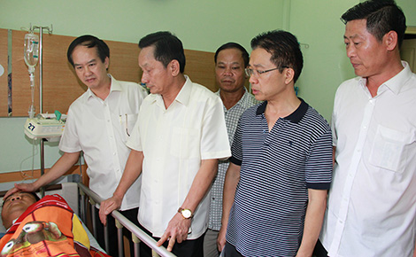 Thiếu tướng Nguyễn Quang Chữ thăm, động viên CSGT bị thương